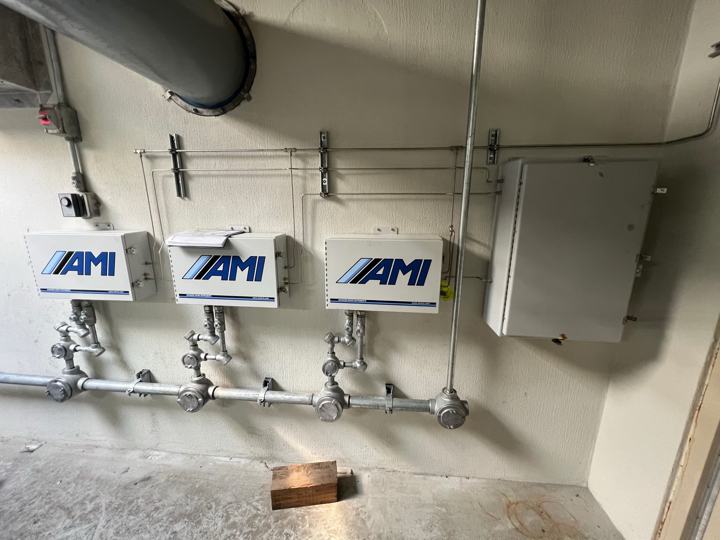 Wall-mounted gas quality analyzers with stainless sample tubing